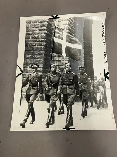Originalt Sjælden allieret presse  WW2 foto om Danmark, med tekst bagpå