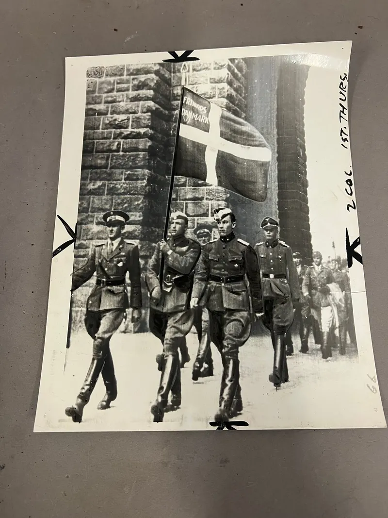 Originalt Sjælden allieret presse  WW2 foto om Danmark, med tekst bagpå