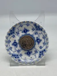 Royal Copenhagen Musselmalet Helblonde Lysmanchet med monteret med 2-Kronemønt med Christian IX og Dronning Louise, 1892