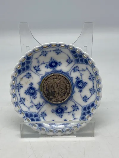 Royal Copenhagen Musselmalet Helblonde Lysmanchet med monteret med 2-Kronemønt med Christian IX og Dronning Louise, 1892