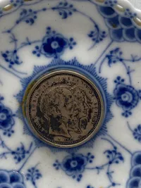 Royal Copenhagen Musselmalet Helblonde Lysmanchet med monteret med 2-Kronemønt med Christian IX og Dronning Louise, 1892