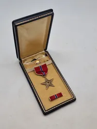 Originalt lot fra falden US soldat WW2 KIA 1 Lt George Milton Lewis (1920-1944) papirer medfølger ikke