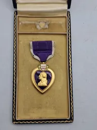 Originalt lot fra falden US soldat WW2 KIA 1 Lt George Milton Lewis (1920-1944) papirer medfølger ikke