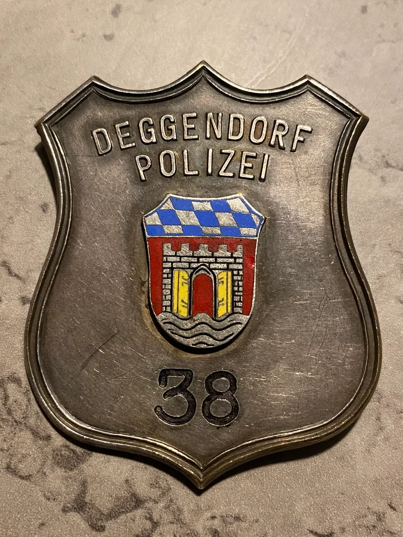 Originalt politiskilt fra Deggendorf Polizei - personligt skilt med nummer