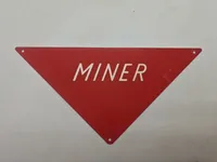 Mineskilt metal