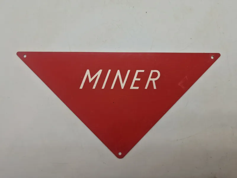 Mineskilt metal