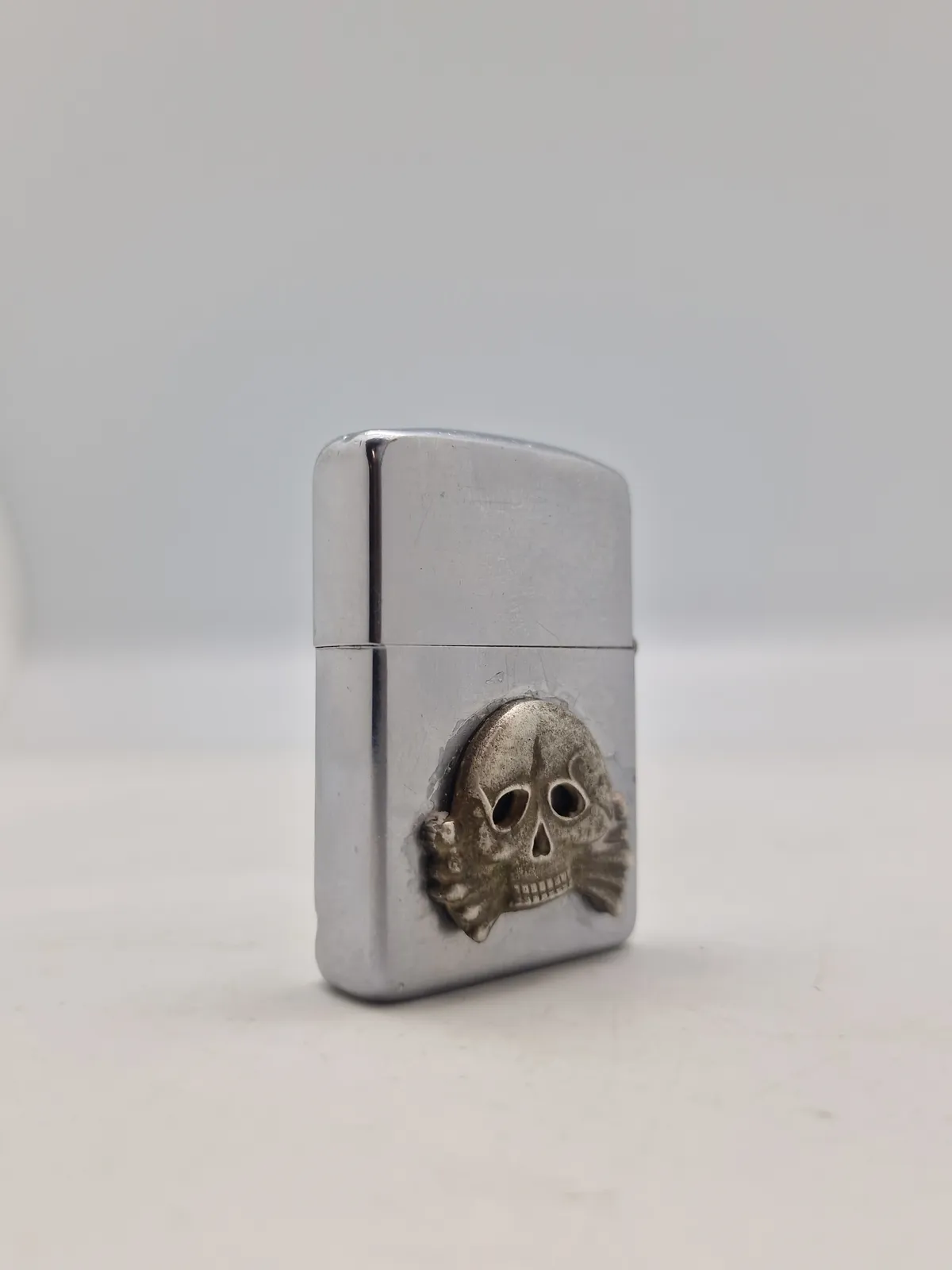 original Zippo med pansermærke