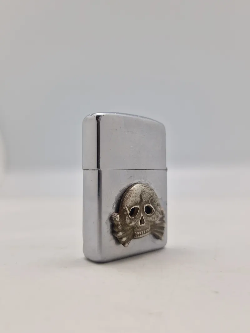 original Zippo med pansermærke