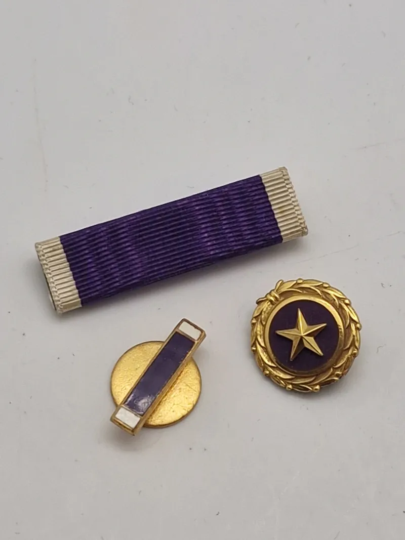 originalt WW2 purpel hardt lot bla. pin givet til efterladte