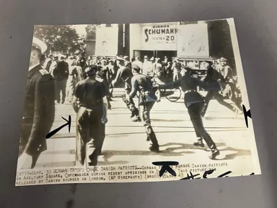 Originalt Sjælden allieret WW2 presse foto om Danmark, med tekst bagpå