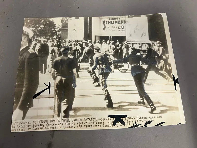 Originalt Sjælden allieret WW2 presse foto om Danmark, med tekst bagpå