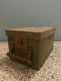 Sjælden original Luftwaffe 3,7 cm ammunitionskasse fra 1945 af presset pap. Kommer fra flyvestation Værløse