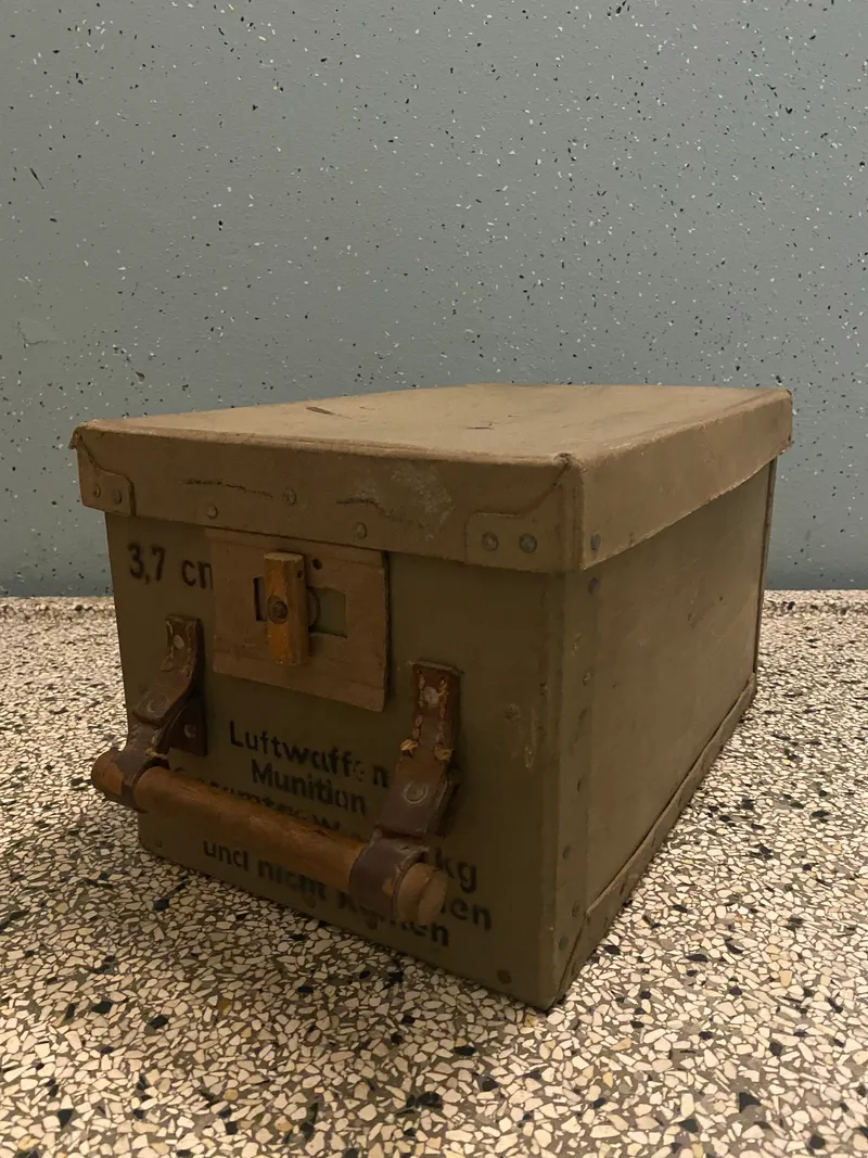 Sjælden original Luftwaffe 3,7 cm ammunitionskasse fra 1945 af presset pap. Kommer fra flyvestation Værløse