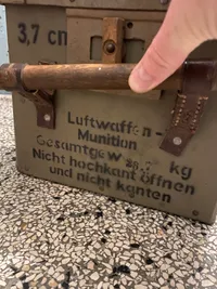 Sjælden original Luftwaffe 3,7 cm ammunitionskasse fra 1945 af presset pap. Kommer fra flyvestation Værløse
