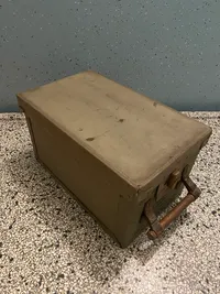 Sjælden original Luftwaffe 3,7 cm ammunitionskasse fra 1945 af presset pap. Kommer fra flyvestation Værløse