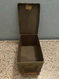 Sjælden original Luftwaffe 3,7 cm ammunitionskasse fra 1945 af presset pap. Kommer fra flyvestation Værløse