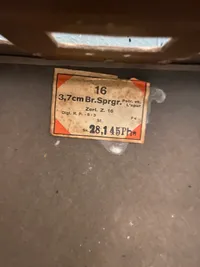 Sjælden original Luftwaffe 3,7 cm ammunitionskasse fra 1945 af presset pap. Kommer fra flyvestation Værløse