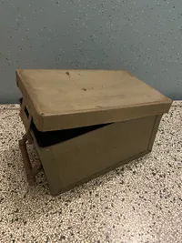 Sjælden original Luftwaffe 3,7 cm ammunitionskasse fra 1945 af presset pap. Kommer fra flyvestation Værløse