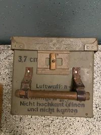 Sjælden original Luftwaffe 3,7 cm ammunitionskasse fra 1945 af presset pap. Kommer fra flyvestation Værløse