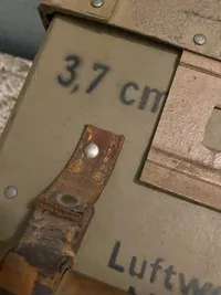 Sjælden original Luftwaffe 3,7 cm ammunitionskasse fra 1945 af presset pap. Kommer fra flyvestation Værløse