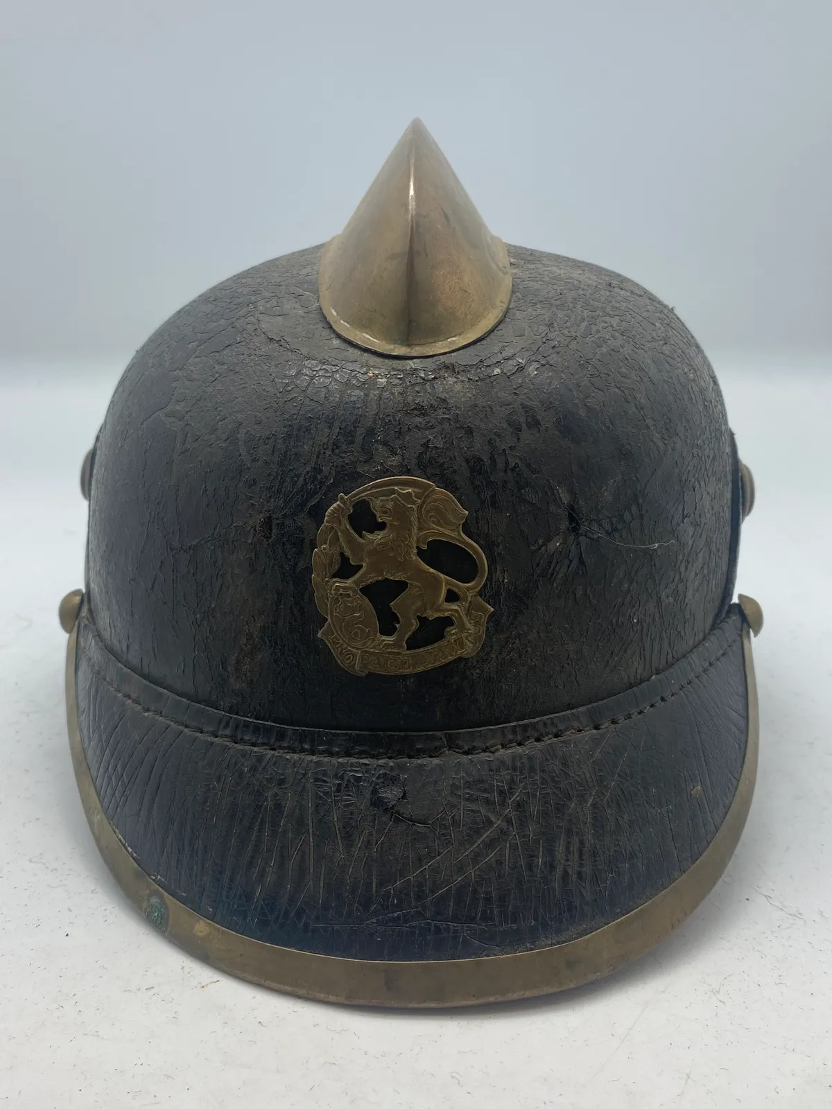 Original dansk læder brandhjelm med påsat regiments mærke