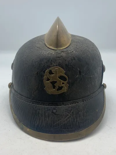 Original dansk læder brandhjelm med påsat regiments mærke