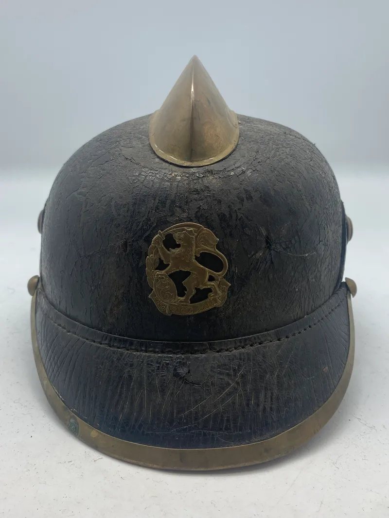 Original dansk læder brandhjelm med påsat regiments mærke