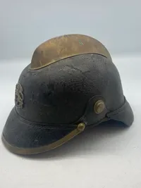 Original dansk læder brandhjelm med påsat regiments mærke