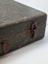US WW2 Army  Gun bore sight kit
An original US WW2 all complete, Gun bore sight kit, for .50/22mm/35mm type arms, complete  wooden case 1944 dated.