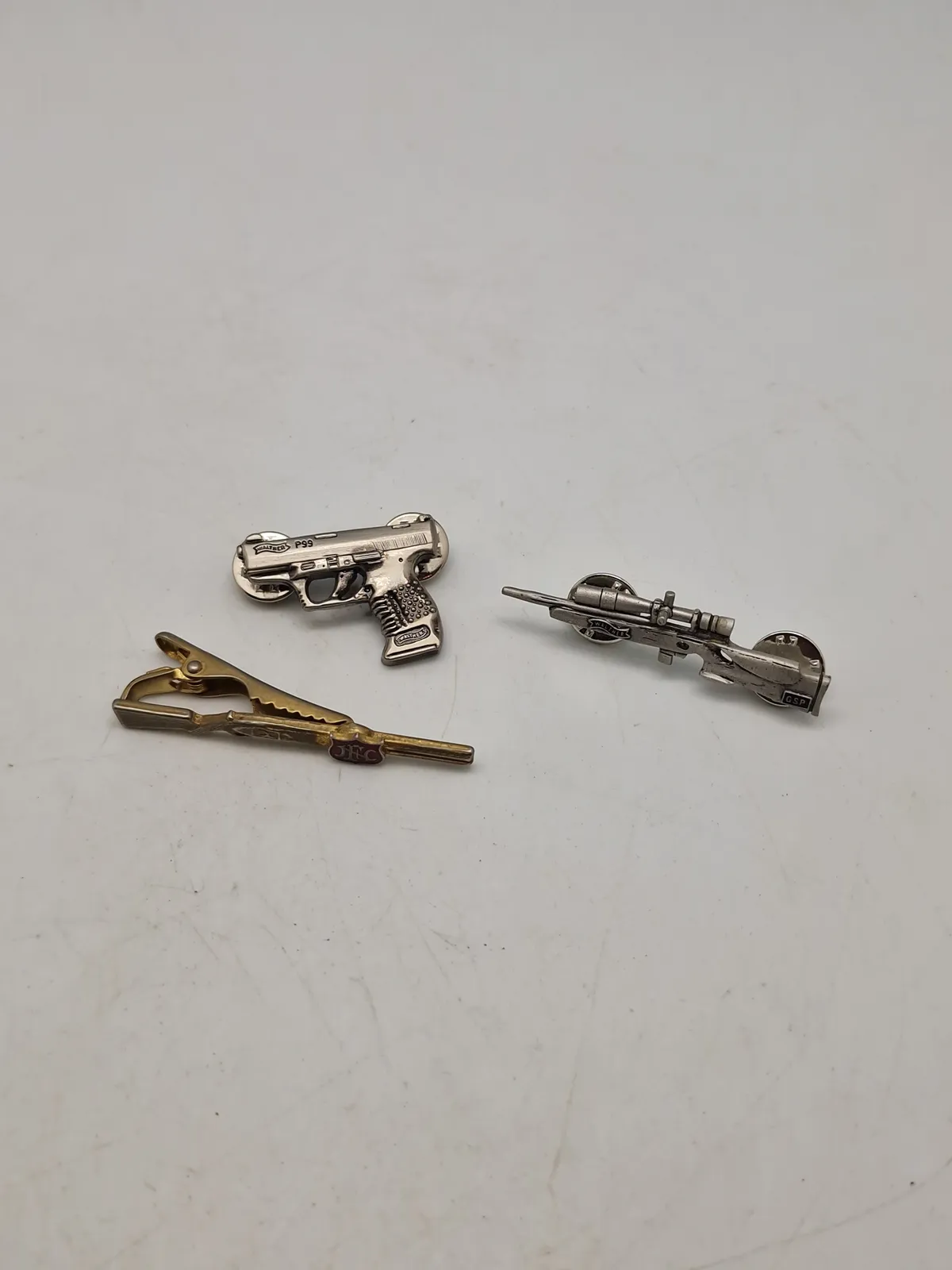Slipsenåle ,  våben og ammunition