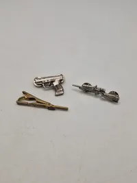 Slipsenåle ,  våben og ammunition