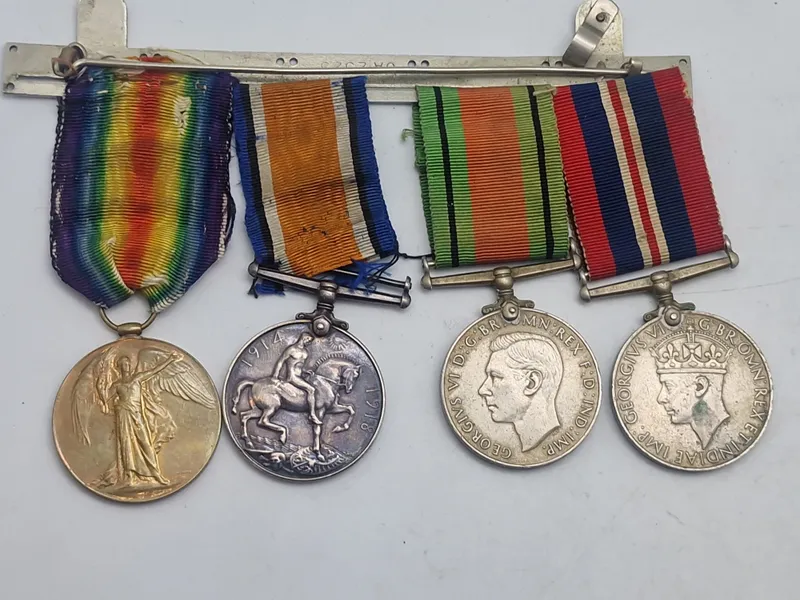 Original Elgelsk WW1 og WW2 medalje spange, navngiven
