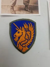 Original WW2 skråhue og patch tilhørt Pfc Philip Thibault 676th GFAB Battery A.