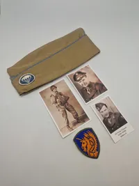Original WW2 skråhue og patch tilhørt Pfc Philip Thibault 676th GFAB Battery A.