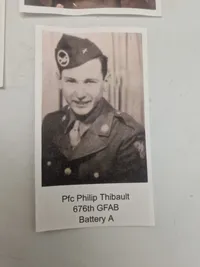 Original WW2 skråhue og patch tilhørt Pfc Philip Thibault 676th GFAB Battery A.