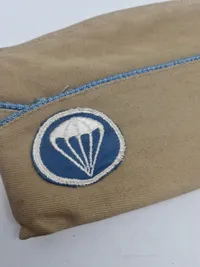 Original WW2 skråhue og patch tilhørt Pfc Philip Thibault 676th GFAB Battery A.