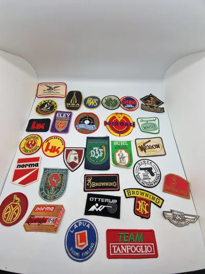 Samling patches med våben og ammunition
