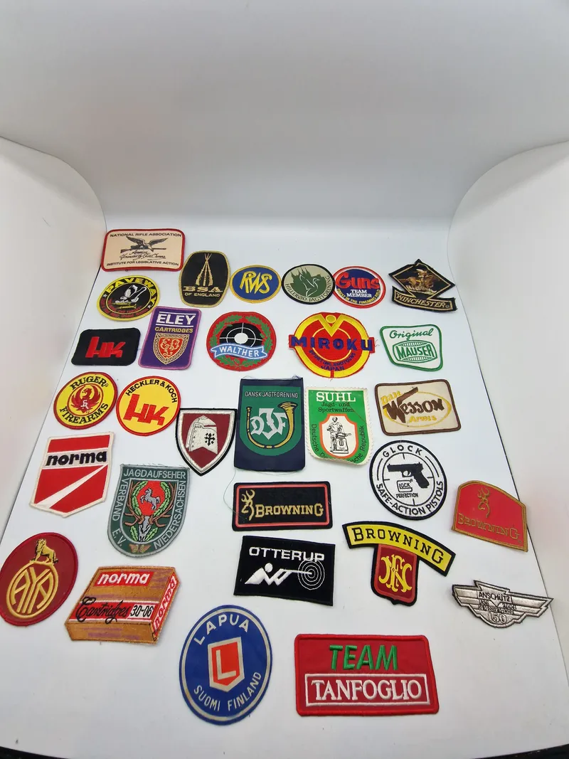 Samling patches med våben og ammunition