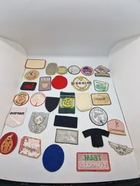 Samling patches med våben og ammunition
