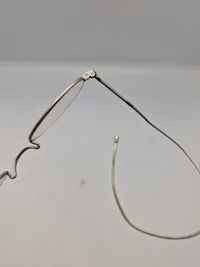 Antik brille med hylster