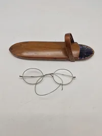 Antik brille med hylster