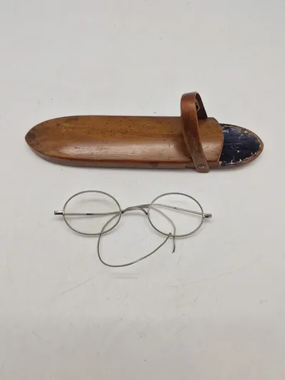 Antik brille med hylster