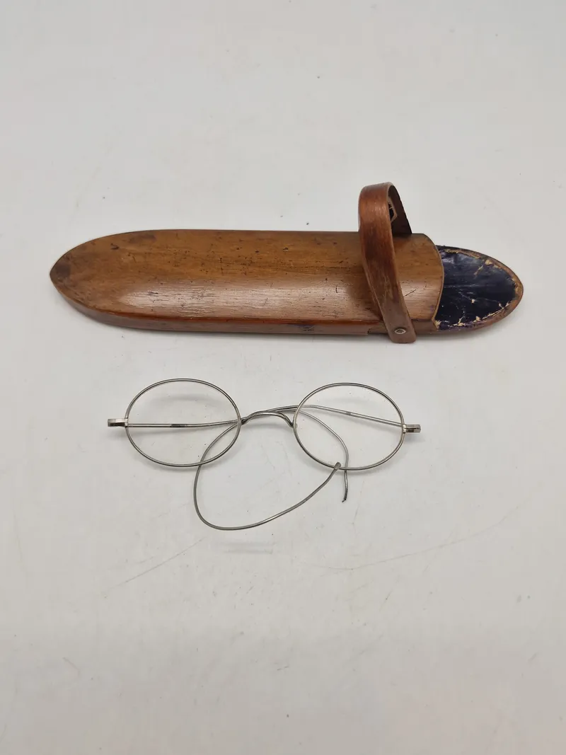 Antik brille med hylster