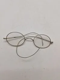 Antik brille med hylster