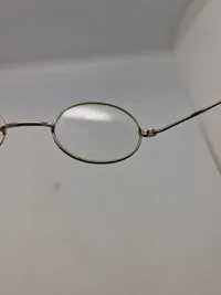Antik brille med hylster