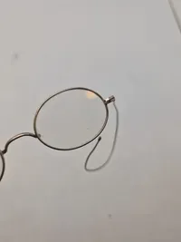 Antik brille med hylster