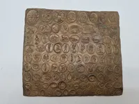 Bronze relief med romerske bordel mønter