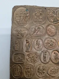 Bronze relief med romerske bordel mønter