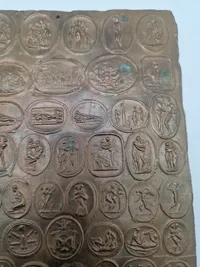 Bronze relief med romerske bordel mønter