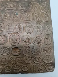 Bronze relief med romerske bordel mønter